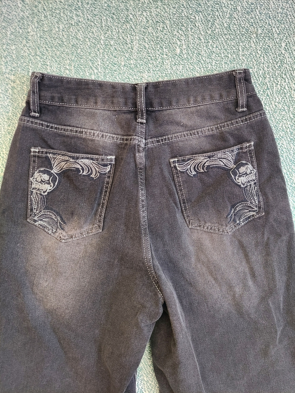 ROMWE Washed Black Straight-Leg Denim Shorts with Embroidery